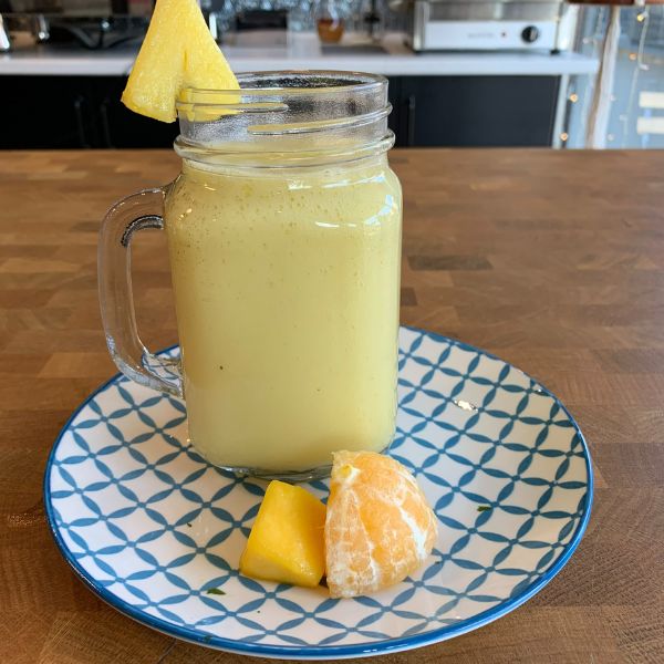 Smoothie sante de fruits pret a boire orange mangue banane ananas